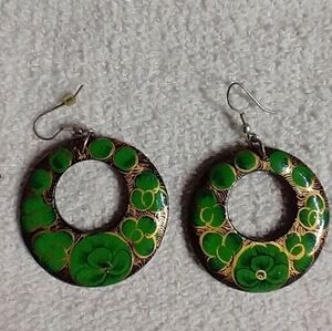 Goldtone black 🖤 green 💚 floral flower 💐 🌹 wire round earrings